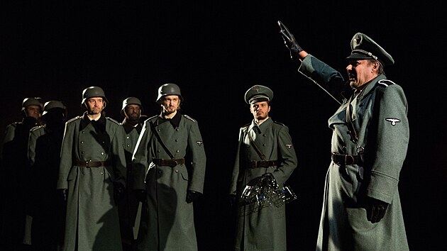 Inscenace Ti�e bu�� Plo�tina ve zl�nsk�m divadle neukazuje jen historii, promlouv� i k dne�ku.