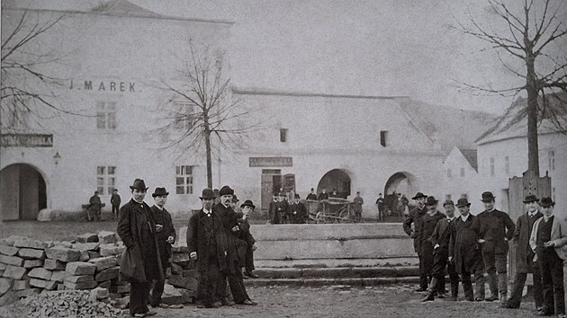 Jednou z dominant zl�nsk�ho n�m�st� b�val ve druh� polovin� 19. stolet� hostinec U And�la, kde vznikl zl�nsk� �ten��sk� spolek. Na sn�mku budova �pln� vpravo.