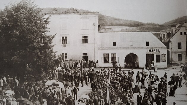 Jednou z dominant zl�nsk�ho n�m�st� b�val ve druh� polovin� 19. stolet� hostinec U And�la, kde vznikl zl�nsk� �ten��sk� spolek. Na sn�mku budova �pln� vpravo.