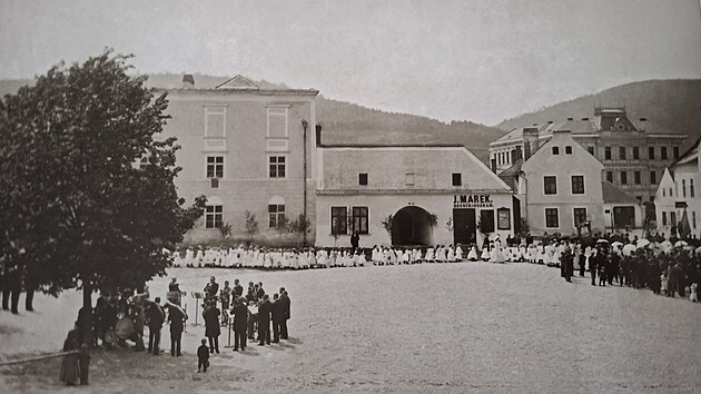 Jednou z dominant zl�nsk�ho n�m�st� b�val ve druh� polovin� 19. stolet� hostinec U And�la, kde vznikl zl�nsk� �ten��sk� spolek. Na sn�mku budova �pln� vpravo.