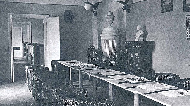 Za pen�ze poskytnut� starostou Ba�ou zakoupilo m�sto z�mek s p�ilehl�m parkem. Z�meck� budova za�ala slou�it kulturn�m a spr�vn�m ��el�m. Byla zde i ve�ejn� ��t�rna. (rok 1930)