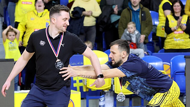 Kapitán opavských basketbalist� Jakub �i�ina tla�í trenéra Davida Zacha, aby...