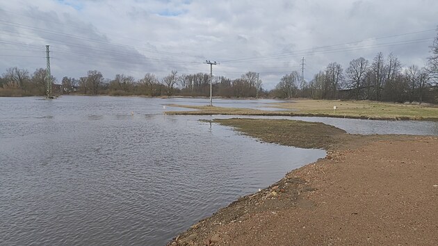 Zaplaven� louky u T�ni�t� nad Orlic�, kde voda pohltila i stavbu p�elo�ky silnice do Albrechtic (24. �nora 2026)