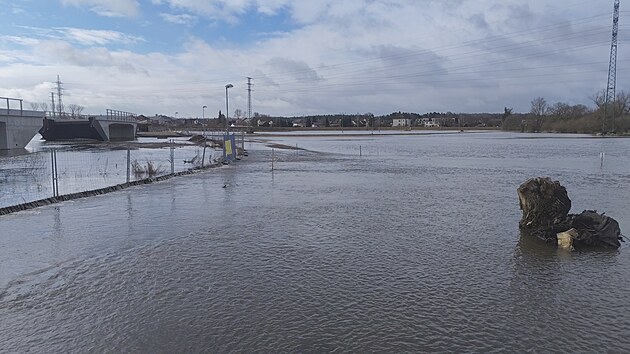 Zaplaven� louky u T�ni�t� nad Orlic�, kde voda pohltila i stavbu p�elo�ky silnice do Albrechtic (24. �nora 2026)