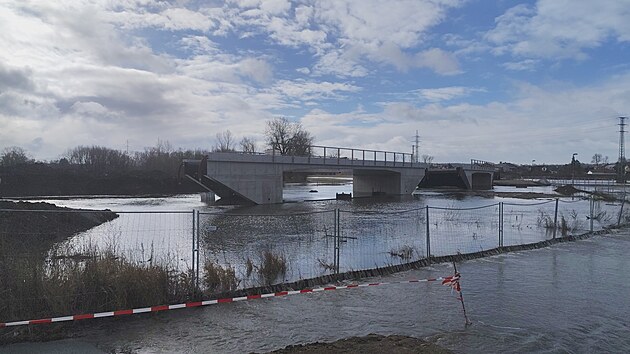 Zaplaven� louky u T�ni�t� nad Orlic�, kde voda pohltila i stavbu p�elo�ky silnice do Albrechtic (24. �nora 2026)