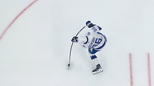 Nikita Ku�erov, �to�n�k Tampy, uk�zal, �e jeho hokejka dok�e zapru�it.