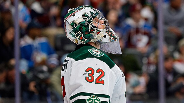 Minnesotsk� g�lman Filip Gustavsson si prohl�� kostku nad coloradsk�m ledem.