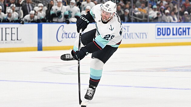 Vince Dunn, obr�nce Seattlu, st��l� v utk�n� proti St. Louis.