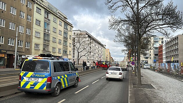 Veter�n na �i�kov� srazil chodce. Mu� utrp�l poran�n� hlavy a byl p�evezen do nemocnice. (24. �nora 2026)