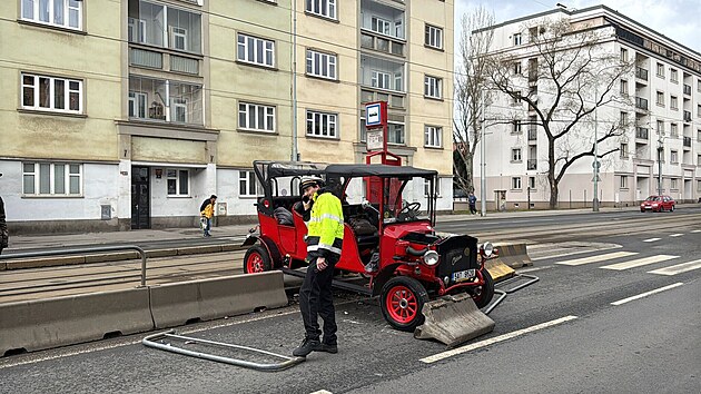 Veter�n na �i�kov� srazil chodce. Mu� utrp�l poran�n� hlavy a byl p�evezen do nemocnice. (24. �nora 2026)