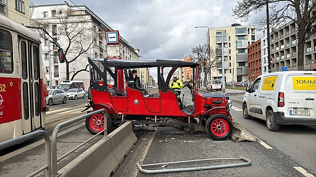 Veter�n na �i�kov� srazil chodce. Mu� utrp�l poran�n� hlavy a byl p�evezen do nemocnice. (24. �nora 2026)