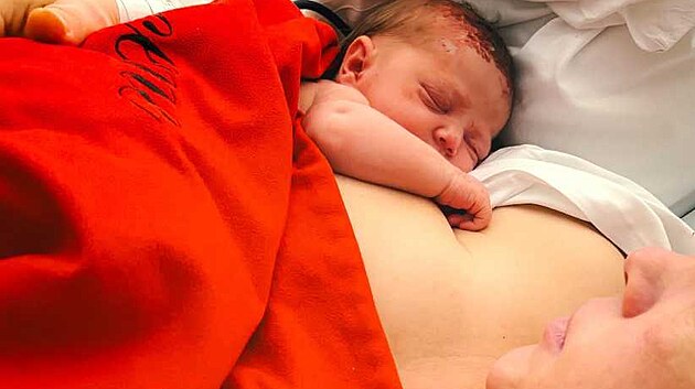 Nemocnice v Hav��ov� zru�ila zavinova�ky a vysv�tluje mamink�m i ve�ejnosti, pro� je d�le�it�, aby nejen t�sn� po porodu, ale i v dal��ch hodin�ch a dnech bylo d�t� co nej�ast�ji v t�sn�m kontaktu s matkou, ide�ln� k��� na k��i.