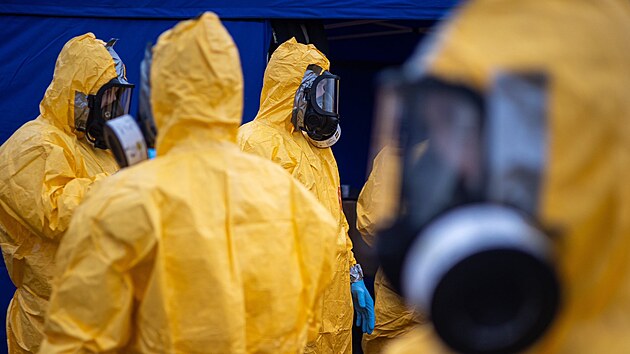 Asi stovka profesion�ln�ch hasi�� nastoupila kv�li pta�� ch�ipce do velkochovu slepic v Kosi�k�ch, mus� zikvidovat p�es 230 tis�c slepic. (23. �nora 2026)