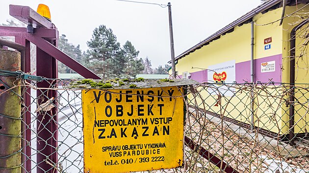 Obyvatele hradeck�ch Mal�ovic tr�p� hluk st�elby z tamn� arm�dn� st�elnice. (23. ledna 2026)