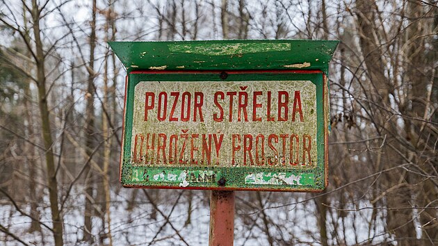 Obyvatele hradeck�ch Mal�ovic tr�p� hluk st�elby z tamn� arm�dn� st�elnice. (23. ledna 2026)