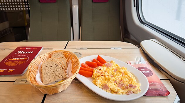 Sn�dan� v j�deln�m voze WARS v polsk�m Pendolinu ED250 � michan� vaj��ka s raj�aty a chlebem. (10. ledna 2026)