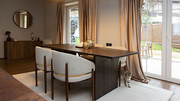 Od j�deln�ho stolu je kr�sn� v�hled do zahrady, co� pot�� hlavn� na ja�e a v l�t�.