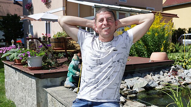 Mal� domek je obklopen velkou zahradou. Tak to m� herec r�d.
