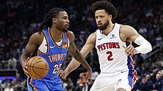 Mí� dr�í Cason Wallace z Oklahoma CIty, brání ho Cade Cunningham  z Detroitu.