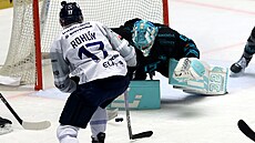 Ond�ej Rohlík z Plzn� v �anci p�ed karlovarskou brankou.