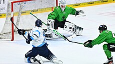 Liberecký úto�ník Martin Fa�ko-Rudá� skóruje na led� Mladé Boleslavi.