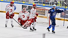 Jakub Kos z Komety se raduje z gólu proti T�inci.