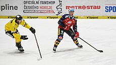 Michal Plutnar z Litvínova sleduje rozehrávku pardubického Romana �ervenky.