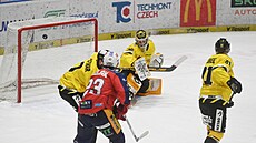 Zasahuje litvínovský branká� Pavel �ajan zasahuje, puk sleduje i Luká� Sedlák z...