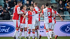 Michal Sadílek  a jeho spoluhrá�i ze Slavie se radují z branky Vasila Ku�eje.