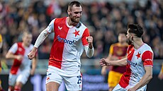 Tomá� Chorý (vlevo) ze Slavie prom�nil penaltu. Radost s ním sdílí David...