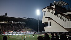Dukla vs. Slavia. Podve�erní liga na Julisce a její nezam�nitelné kouzlo.