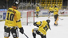 Petr Koblasa a Markuss Komuls s parukou na rozbruslení Vlasatého zápasu.