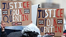 T�iadvacetiletého Quentina Deranquea zbilo v Lyonu nejmén� �est maskovaných...