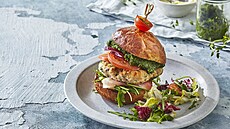 Ku�ecí burger s rukolou a pestem z medv�dího �esneku