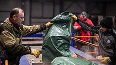 Zam�stnanci pracují v obchod� s recyklovaným odpadem ve m�st� Barentsburg na...