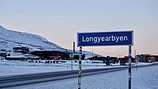 Nápis s názvem nejv�t�ího m�sta Longyearbyen. Není zde patrná �ádná nervozita,...