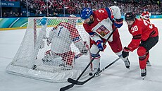 Radko Gudas a Brandon Hagel b�hem olympijského �tvrtfinále �esko-Kanada.