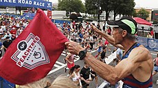 Jeff Galloway povzbuzuje b�ce p�i závod� AJC Peachtree Road Race (2019)