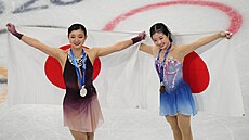 St�íbrná Kaori Sakamotová a bronzová Ami Nakaiová z Japonska pózují fotograf�m...