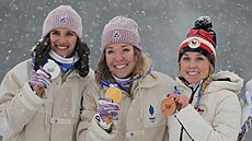 Nejlep�í biatlonistky hromadného závodu: zleva st�íbrná Julia Simonová, zlatá...