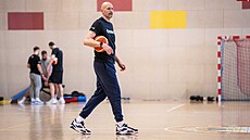 Lubo� Barto� b�hem tréninku �eské basketbalové reprezentace v Pod�bradech.