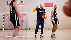 Lubo� Barto� b�hem tréninku �eské basketbalové reprezentace v Pod�bradech.