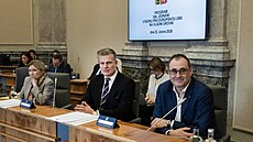 Minist�i p�ichází na zasedání vlády. Na snímku Boris ��astný a Filip Turek (oba...