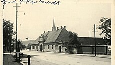 Dal�í benzinová �erpací stanice (v levé �ásti snímku), op�t v Mikulá�ské ulici,...