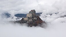 �íká se, �e vrchol Monte Pirchiriano si pro stavbu klá�tera vybral sám...