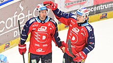 Pardubický Roman �ervenka (vlevo) p�ijímá gratulaci ke gólu proti Komet� od...