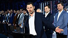 Ján La�ák p�i slavnostním ceremoniálu v Liberci k vyv�ení jeho dresu pod strop...