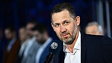 Ján La�ák p�i slavnostním ceremoniálu v Liberci k vyv�ení jeho dresu pod strop...