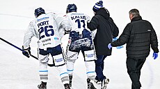 Ot�esený Marek Kalus z Vítkovic opou�tí led v zápase s Hradcem Králové.