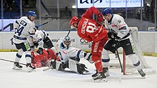 Kladenský Adam Brízgala inkasuje v utkání proti T�inci.